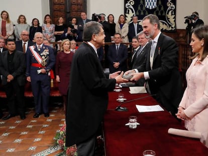 El rey Felipe, en presencia de la reina Letizia, hace entrega de la escultura del Premio Cervantes al escritor nicaragüense Sergio Ramírez