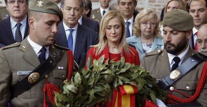 La presidenta de la Comunidad de Madrid, Cristina Cifuentes, ha rendido homenaje a los 43 caídos durante el levantamiento de 1808 contra las fuerzas napoleónicas