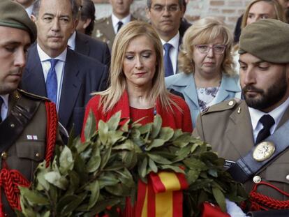 La presidenta de la Comunidad de Madrid, Cristina Cifuentes, ha rendido homenaje a los 43 caídos durante el levantamiento de 1808 contra las fuerzas napoleónicas