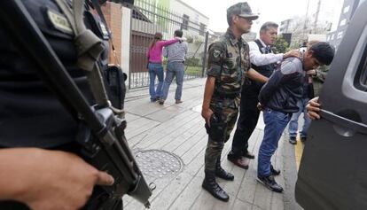 Un delincuente es detenido por la policía de Lima.