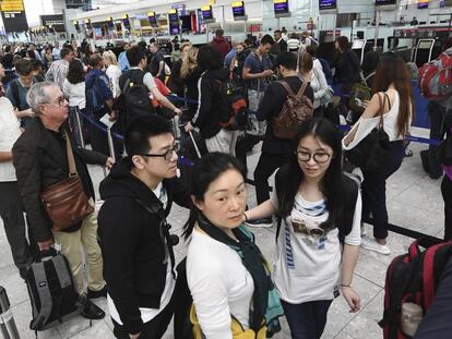 Pasajeros afectados por la cancelaci&oacute;n de vuelos de British Airways en el aeropuerto de Heathrow.