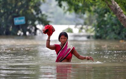 Una mujer atraviesa una calle inundada de un pueblo del estado de Bihar (India).