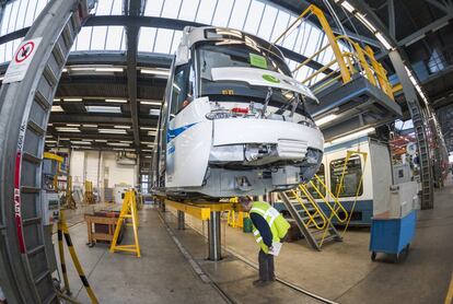 Un tren tranvía de Zurich Cobra en el taller.
