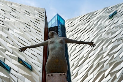 'Titanica', una escultura de Rowan Gillespie a las afuera de Titanic Belfast, cuyo edificio simula la forma de una proa lidiando contra el hielo y las olas.