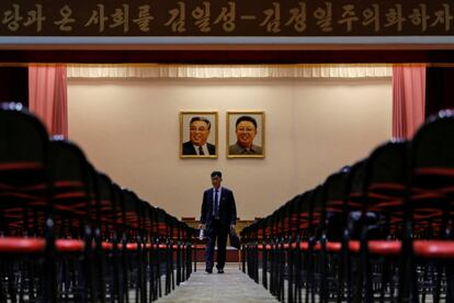 Retratos de los últimos líderes norcoreanos Kim Il Sung y Kim Jong Il en un gimnasio de una escuela de formación de docentes.