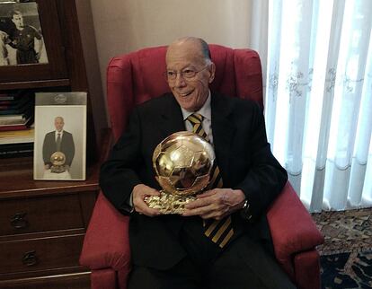 Luis Suárez, en su casa de Milán con el Balón de Oro el pasado octubre.