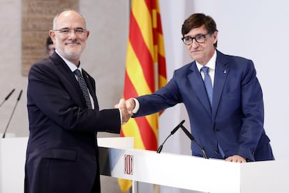 A la izquierda, el nuevo consejero de Unión Europea y Acción Exterior, Jaume Duch, estrechando la mano al presidente de la Generalitat, Salvador Illa, durante la toma de posesión.