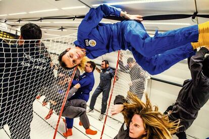 La redactora jefa de 'Materia', Patricia Fernández de Lis, y el astronauta Pedro Duque en un vuelo de gravedad cero en 2015.