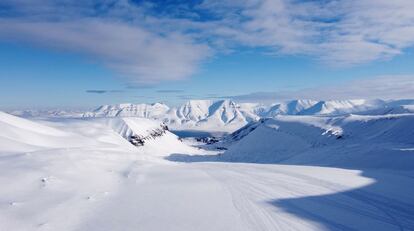 Montañas nevadas en la isla de Spitsbergen, unos 10 kilómetros al sur de Longyearbyen, el pasado mes de abril. Ninguna parte del planeta se calienta más rápido que Svalbard. Desde 1971, la temperatura media anual se ha elevado en torno a cuatro grados centígrados, y casi siete si lo que se analizan son los meses invernales. El ritmo del calentamiento en Svalbard es hasta seis veces más pronunciado que en la media del planeta, y mayor que en el resto del Ártico. Los efectos de la drástica subida de temperaturas ya son más que evidentes.