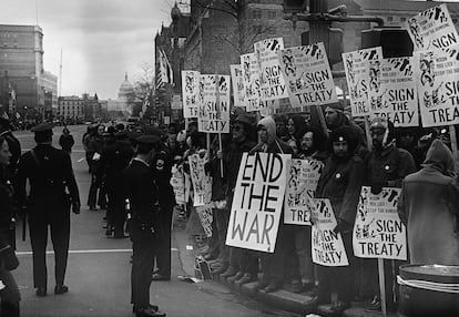 Esta segunda investidura de Nixon estuvo marcada por las manifestaciones que pedían el final de la guerra de Vietnam. En la imagen, protestas en la avenida Pensilvania de la capital el 20 de enero de 1973. 