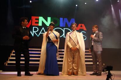 Daniel Ambrosino (izquierda) y Gabriel Canci (derecha) reciben a los reyes de la Vendimia Gay 2014 antes de la selección de los nuevos candidatos.