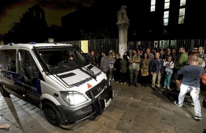 Una furgoneta de los Mossos d'Escuadra pasa por el escuela Collaso i Gil de Barcelona que fue ocupado por vecinos del viernes.