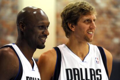 Lamar Odom junto a su nuevo compañero Dirk Nowtizki.