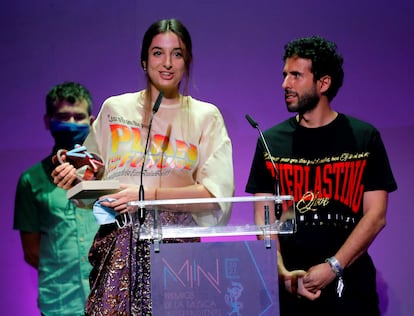 El grupo Delaporte recoge el "Premio Soundie al mejor videoclip" otorgado a Eduardo Casanova en la XIII edición de los Premios MIN 2021, los galardones más importantes de la música independiente, que se celebró en el Teatro Principal de Burgos.