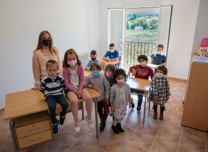 La profesora María Chumillas, con los 10 alumnos del colegio rural Elena Fortún, en Fuentenava de Jábaga.