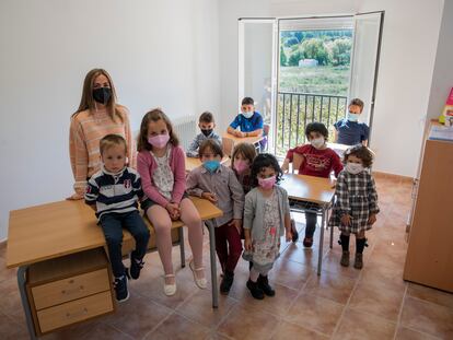 La profesora María Chumillas, con los 10 alumnos del colegio rural Elena Fortún, en Fuentenava de Jábaga.