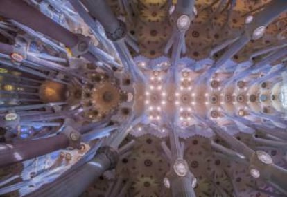 Detalle de la ornamentación interior de La Sagrada Familia, en la que Gaudí incluyó los signos del zodiaco, junto con los símbolos de los cuatro evangelistas que aparecen en los capiteles de los cuatro pilares principales de la cúpula. |