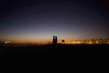 Un pareja en Huntington Beach, California, EE.UU.