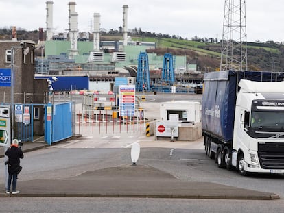 Un camión sale del puerto de Larne tras desembarcar este lunes del ferri de P&O desde Cairnryan en Larne, Irlanda del Norte.