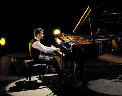 El pianista armenio Tigran Hamasyan, ayer, durante el concierto que ofreció en el Teatro Principal.