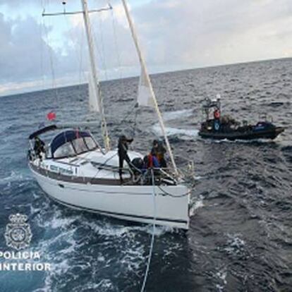 Imagen del velero interceptado por la policía