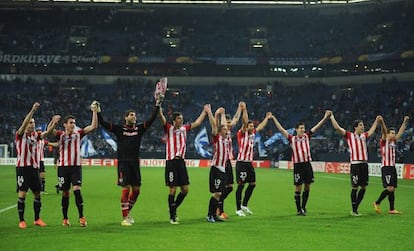 Los jugadores del Athletic celebran el triunfo en el Veltins Arena.