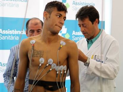 Neymar pasa una revisión médica en junio de 2013.