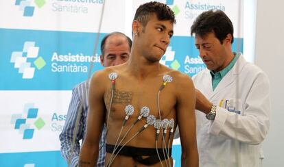 Neymar pasa una revisión médica en junio de 2013.