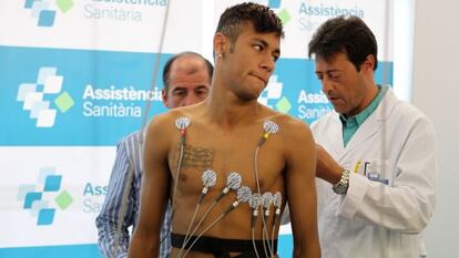 Neymar pasa una revisión médica en junio de 2013.