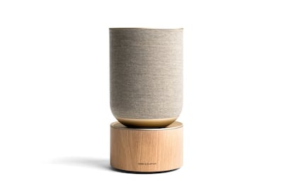 Bang & Olufsen presenta un altavoz potente para el hogar, Beosound Balance, diseñado en colaboración con Benjamin Hubert del estudio de diseño industrial británico Layer. Está inspirado en los objetos de decoración de interior para redefinir el audio del hogar: una silueta con forma redondeada de madera de roble sólida y tejido de punto, una interfaz de usuario innovadora que se esconde cuando no está en uso. Lleva siete controladores de altavoz cuidadosamente colocados, con tecnología que permite elegir entre diferentes sonidos. Precio: 2.000 euros.