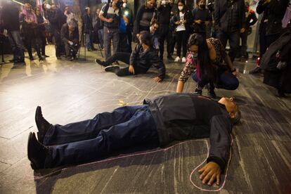 El país más peligroso para ejercer el periodismo ha batido un macabro récord: 15 comunicadores asesinados en lo que va del 2022. Ante esta situación, cientos de integrantes del medio han salido a las calles para protestar contra la ola de violencia. En la imagen, un grupo de periodistas se manifiesta a las afueras de la sede de la Fiscalía General de la República, en Ciudad de México, el 25 de agosto de 2022.