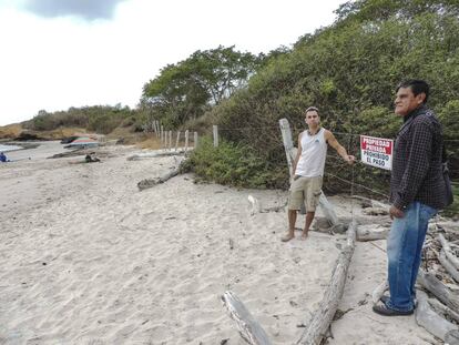 Dos activistas en playa La Lancha (Nayarit).