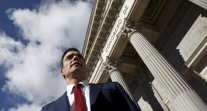 El líder socialista, Pedro Sánchez, frente al Congreso de los Diputados.