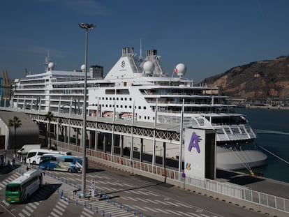 El Crucero Silver Dawn en el muelle Adosado del puerto de Barcelona, donde atracan estos grandes barcos turísticos, este miércoles, en la semana que arranca la temporada alta para el sector.