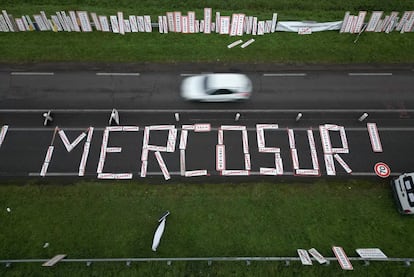 Una vista de un dron muestra la palabra "Mercosur" escrita con letreros en una carretera durante las protestas de agricultores franceses contra el acuerdo comercial entre la Unión Europea (UE) y Mercosur, cerca de Angulema, Francia, el 18 de noviembre