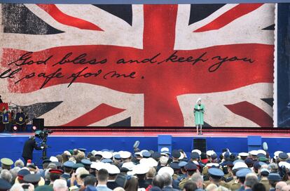 La primera ministra británica, Theresa May, ofrece un discurso durante la ceremonia de conmemoración por el 75º aniversario del desembarco de Normandía en Portsmouth.
