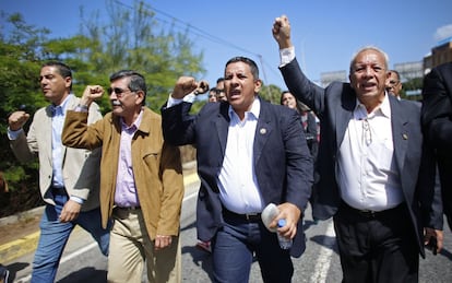 Legisladores de la oposición gritan "¡Libertad!" mientras caminan hacia el aeropuerto de Maiquetía (Caracas).