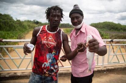 El río de Iñapari se ha convertido en una fuente de alimentación para los migrantes que permanecen en el Puente de la Amistad.