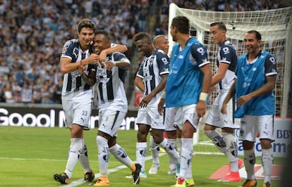 Los jugadores de Monterrey celebran uno de sus goles