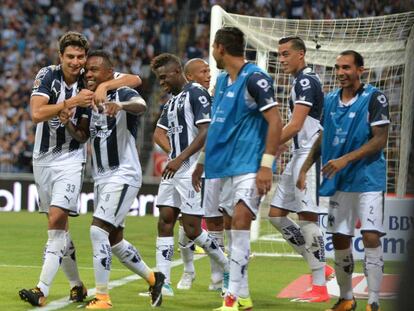 Los jugadores de Monterrey celebran uno de sus goles