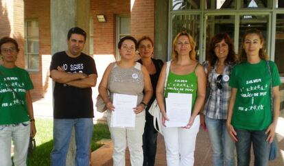 Representantes familiares de los colegios El Saler y Lluís de Santàngel con Eva Grimaltos a la puerta de la consejería de Educación.