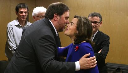 Oriol Junqueras y Soraya S&aacute;enz de Santamar&iacute;a, en el Ministerio de Hacienda, el pasado jueves. 