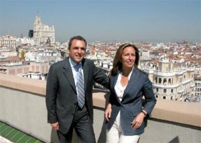 Rafael Simancas, candidato del PSOE a la comunidad de Madrid, y Trinidad Jiménez, candidata a la alcaldía, han presentado esta mañana sus programas sobre vivienda. En la imagen, en la terraza del Círculo de Bellas Artes, en la calle de Alcalá.