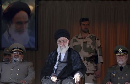 El ayatol&aacute; Ali Jamenei, con los jefes militares durante una graduaci&oacute;n de cadetes del Ej&eacute;rcito este s&aacute;bado en Teher&aacute;n.