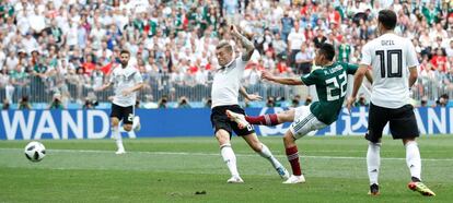 El mexicano Hirving Lozano marca el primer gol a la selección alemana.