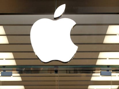 Un logo de Apple en la entrada de una de sus tiendas.