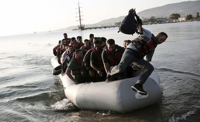 Una lancha de inmigrantes llega a la isla griega de Kos.