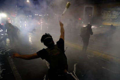 Manifestantes se enfrentan con la policía el 18 de octubre en el centro de Santiago (Chile).