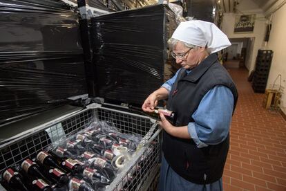 El etiquetado de las botellas también es otra de las actividades de todas las monjas de la Abadía.