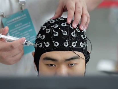 Así funcionan los dispositivos que leen y modifican el cerebro para mejorar capacidades humanas